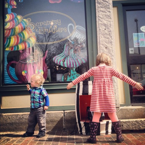 Best marketing strategy ever: Set up a bubble machine right in front of your candy store.
