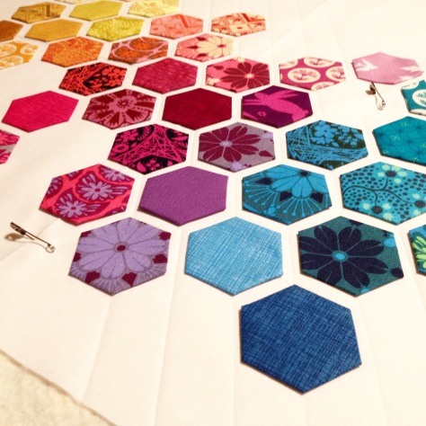 http://modernhandcraft.com/2013/11/hexagon-mini-quilt-tutorial/