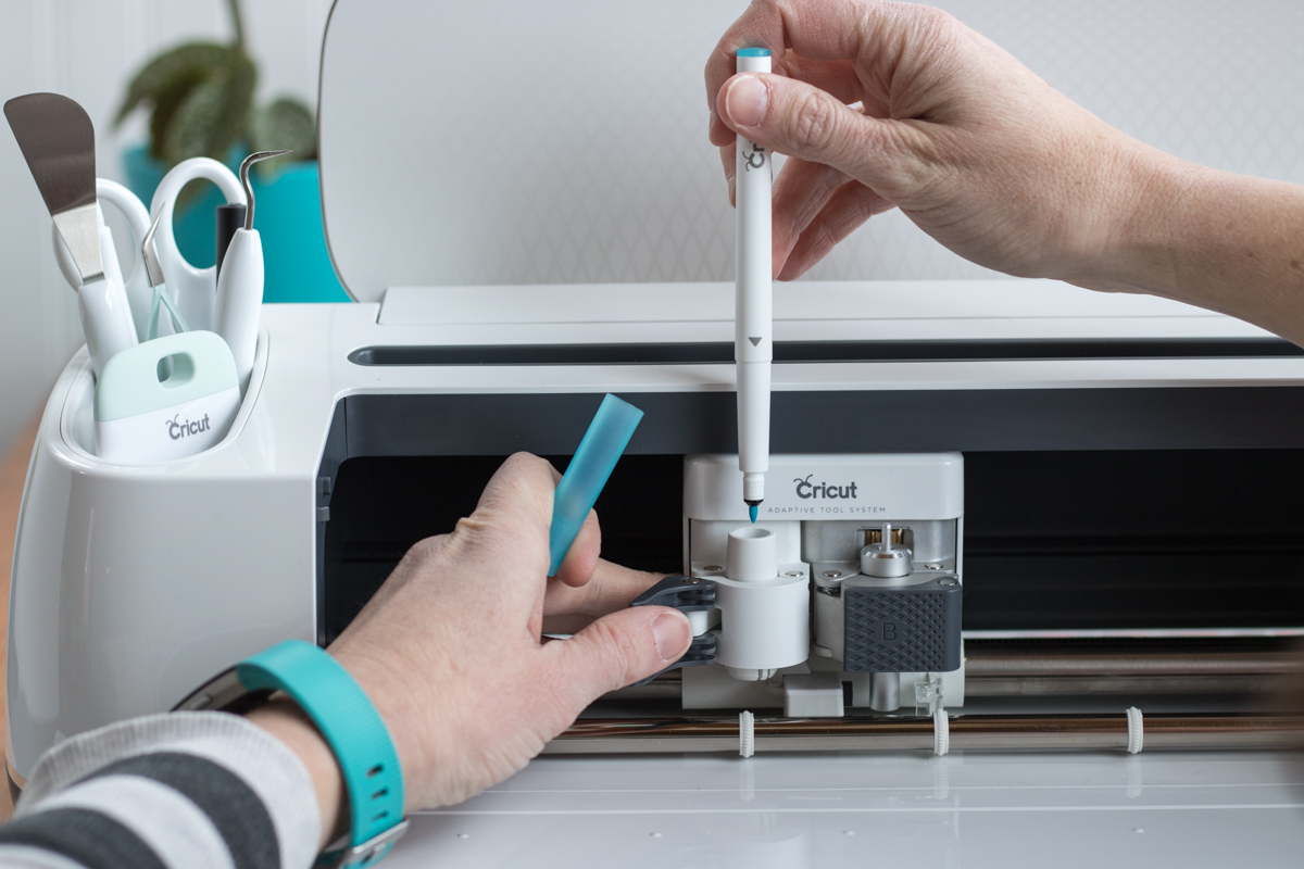 inserting the washable fabric pen for cricut maker